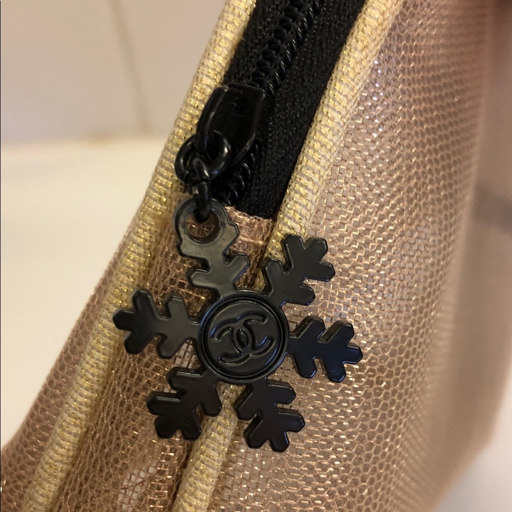 CHANEL GOLD MESH COSMETIC BAG •
BLACK SNOWFLAKE CC LOGO ZIPPER PULL - Picture 3 of 7